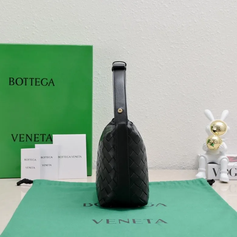 Batch 1360 #BvWallace Shoulder Lunch Bag 🔥 A lunch box bag that you can just grab and go. It is made of classic intrecciato weaving technology and reflects the craftsmanship of Bottega. The entire bag is made of top-grade happa lambskin. It is very soft and lightweight. The small bag shape is cute and exquisite. The interior capacity is also very large and can be carried under the arm. It is quite practical! The bottom of the bag is made of gold metal to prevent wear and tear. The details are really good! Choose this elegant commuting bag for Zaoba people~ Size: 22x13x9.5, model number; 7748#